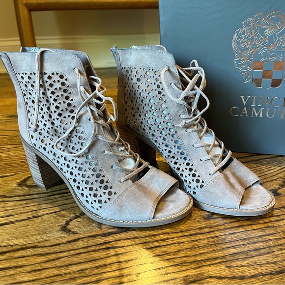 Womens Vince Camuto Trevan Cutout Lace Up Ankle Boots, Smoke Cloud - Picture 1 of 5